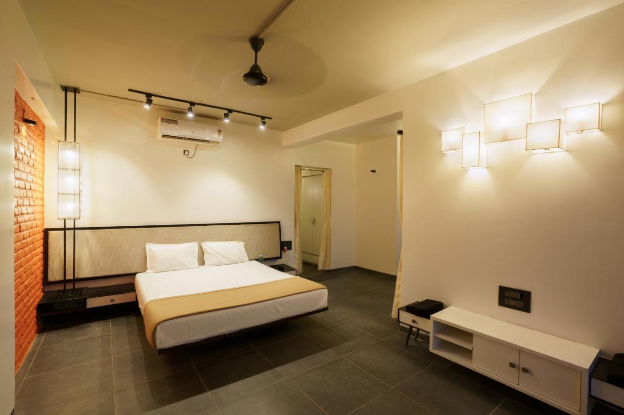Grey Stone - Lakefront Penthouse Family Rooms Kolhapur Exterior foto