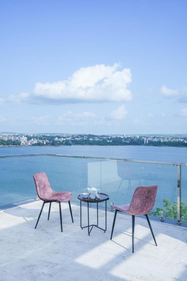 Grey Stone - Lakefront Penthouse Family Rooms Kolhapur Exterior foto